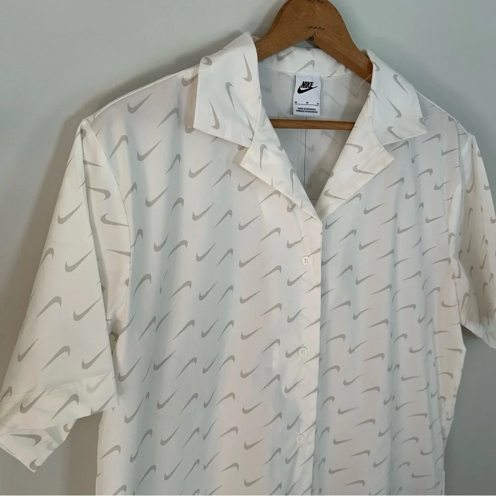 Nike Swoosh Button Up White Camp Shirt Women’s Boyfriend Fit Size Medium